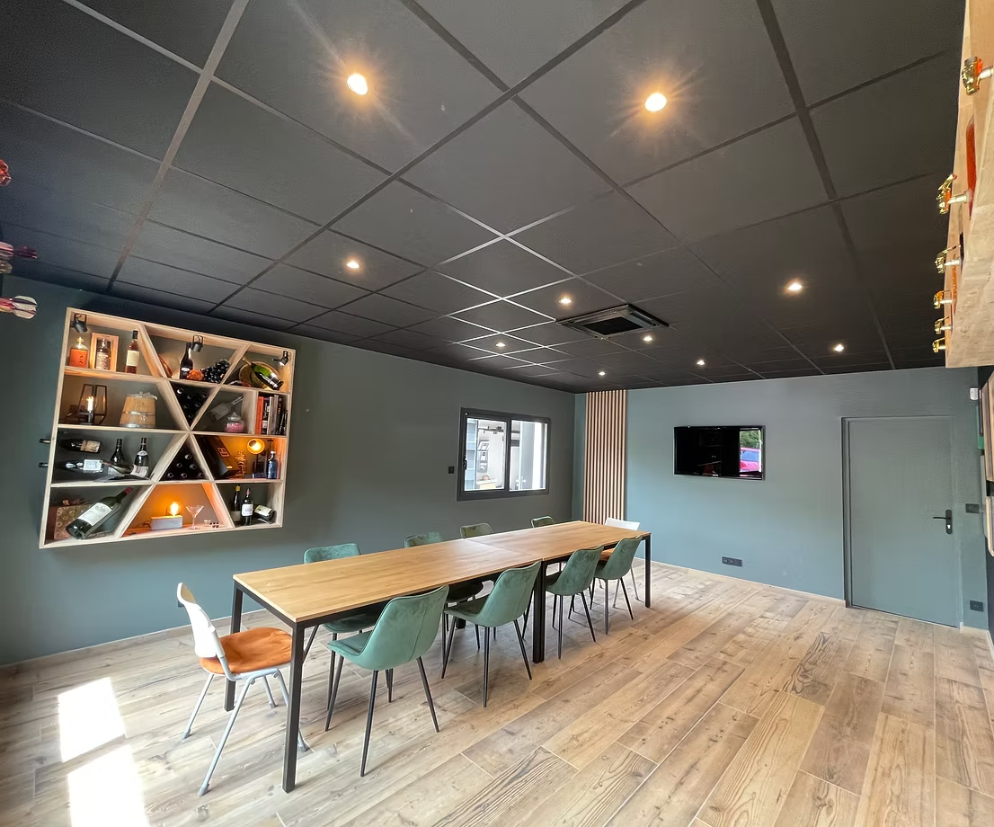 Salle de réunion / espace pro – grande table