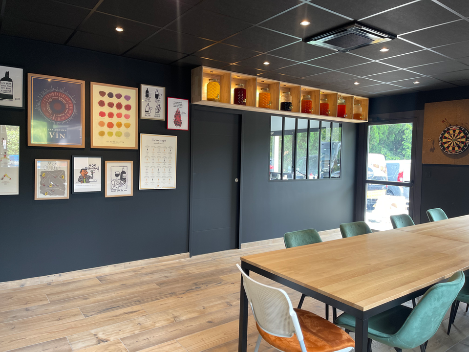 Salle de réunion – étagère décorative